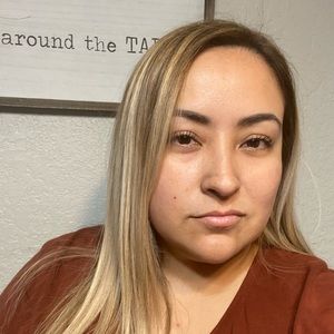 Meet your Posher, Idania